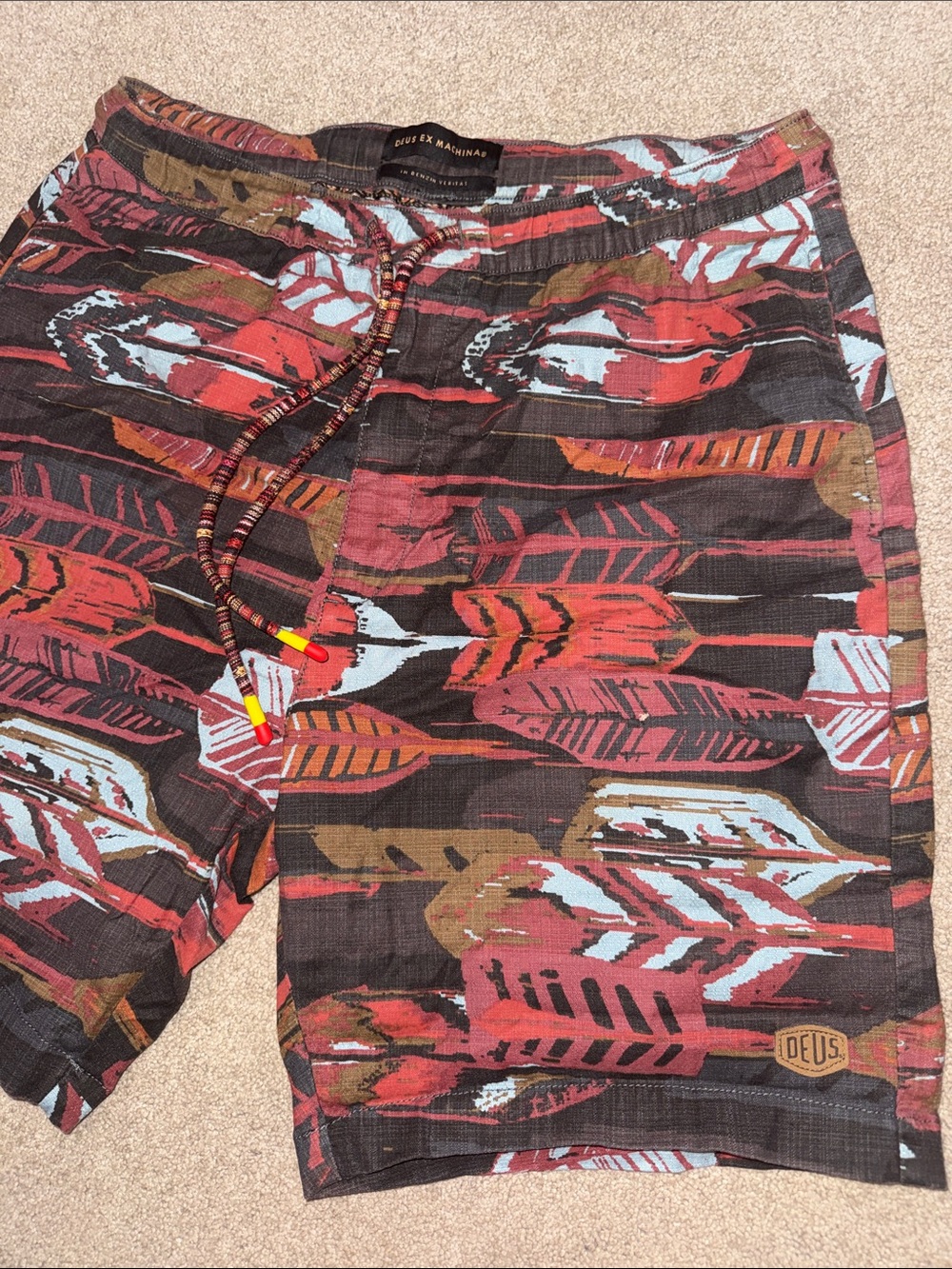 DEUS Ex Machina XL 8.5” inseam Arrows and feathers shorts